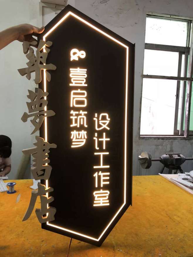 鐵藝創(chuàng)意燈箱設(shè)計(jì) 光影交織的金屬詩(shī)篇